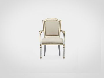 Кресло в классическом стиле белого цвета со старением