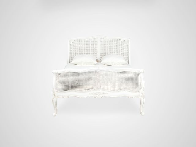 Кровать в стиле Прованс белого цвета с патиной