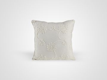 Подушка белого цвета в стиле прованс