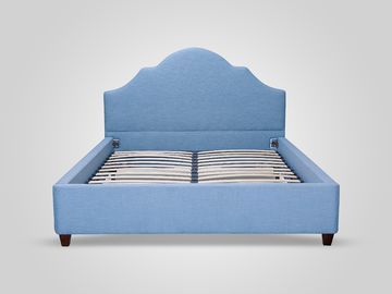 Кровать с мягким изголовьем в классическом стиле