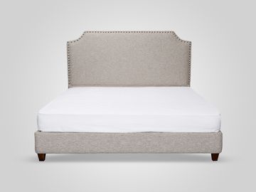 Кровать с мягким изголовьем в классическом стиле