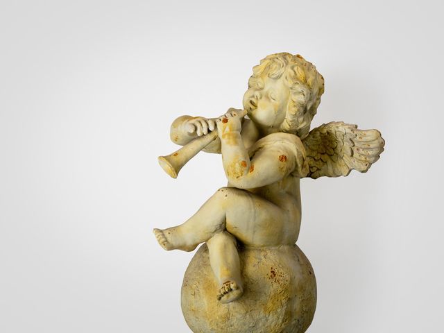 Ангел с дудкой статуэтка напольная, в желтом цвете со старением