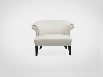 Кресло в светлой обивке в скандинавском стиле