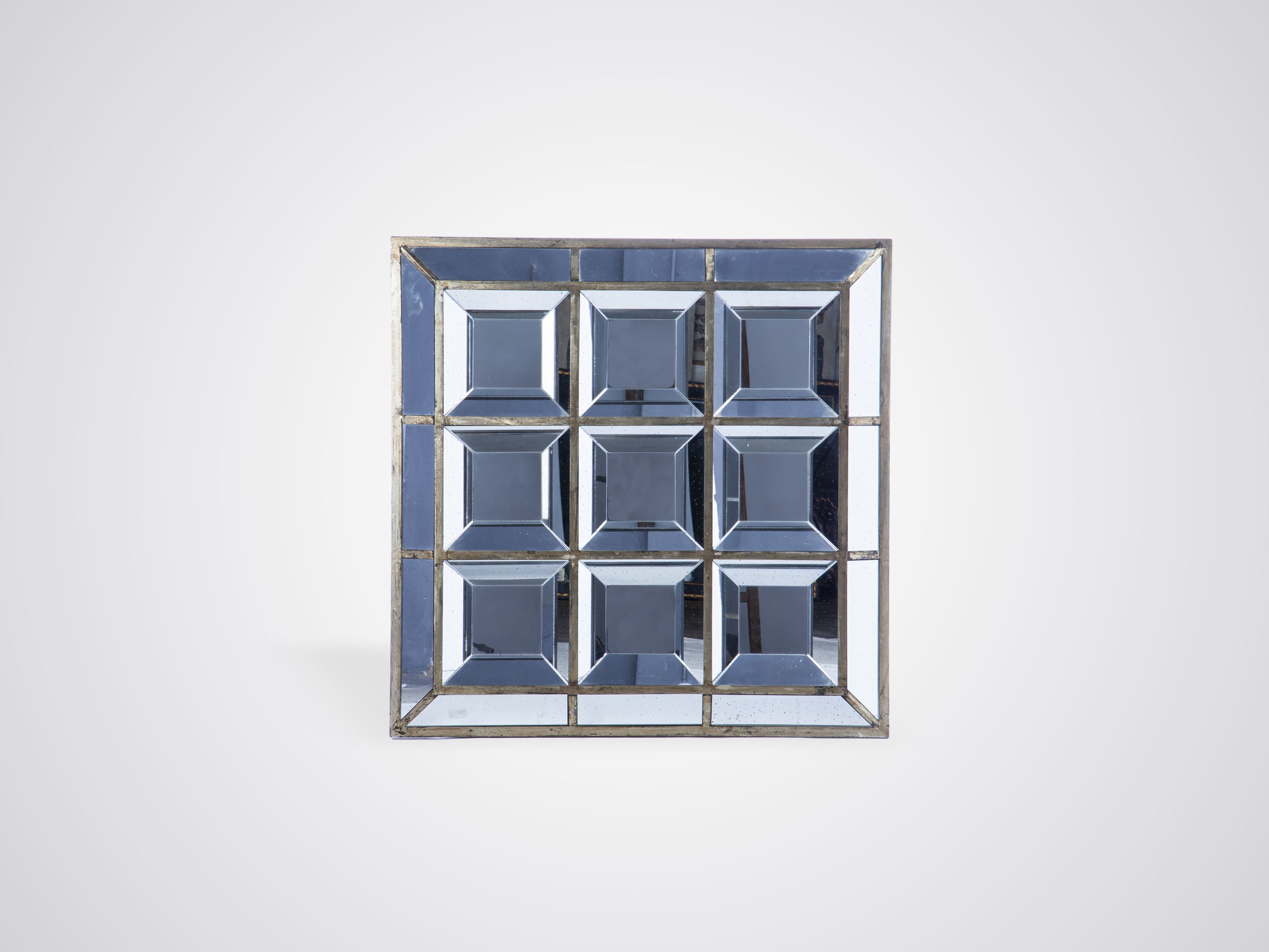 Зеркало декоративной квадратной формы в стиле арт-деко